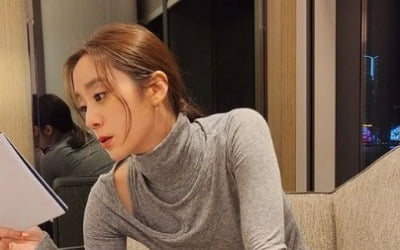 Woo Hye-rim, ties her hair and has an 'innocent beauty moment'