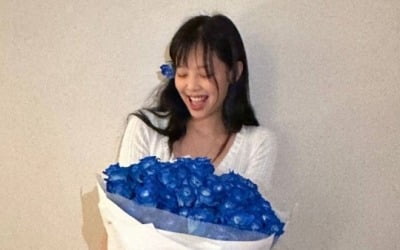 Blackpink Jennie, 'bright smile' holding a bouquet of blue roses