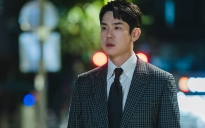 Yoo Yeon-seok and Moon Ga-young meet again in different places