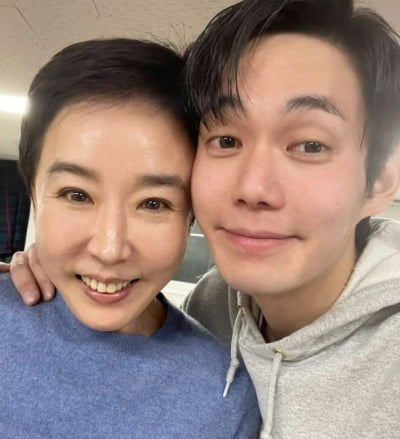 Ryu Kyung-soo and Kang Soo-yeon reveal selfies, "Our movie 'Jeong-i' is appearing"