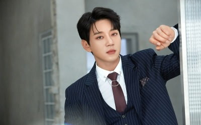 Singer Hwang Chi-yeol debuts as a movie actor