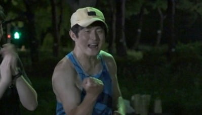 Kian84 challenges himself to complete a marathon while showing off his arm muscles