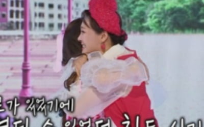 Hongja hugs Park Joohee and cries