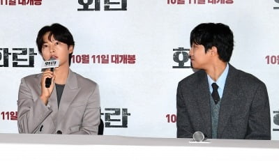 'Hwaran' Song Joong-ki "I fell in love with Hong Sa-bin, and she was so pretty that I wanted to help her."