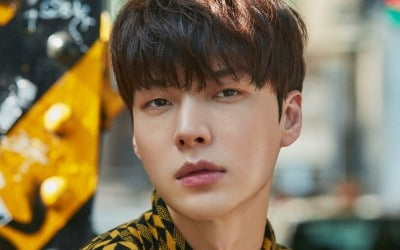 Actor Ahn Jae-hyun renews contract with current agency HB Entertainment