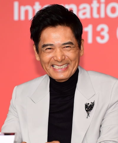 Chow Yun-fat, "810 billion? My wife, not me, donated... I don't know how to live with pocket money."