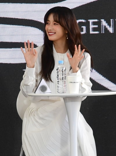 Han Hyo-joo, who watched 'Solo Battle 2', "I feel empty and lonely as if there is a hole in my heart. What should I do?"