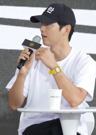 “I received a guarantee for 'Hwaran'” Song Joong-ki receives wristwatch certification from production company representative