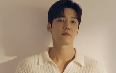 Actor Choi Jin-hyuk signs an exclusive contract with the new workaholic entertainment company
