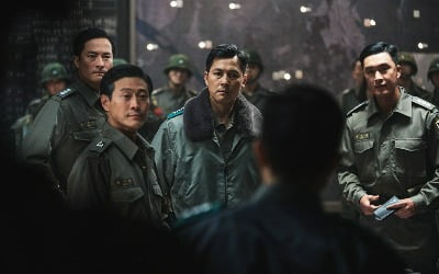 '12.12：The Day'チョン・ウソンの固い表情の後ろに現れる忠誠心