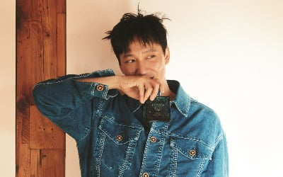 Actor Kim Nam-gil, an expression that goes back and forth between cheerfulness and seriousness.