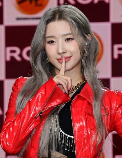 [TEN포토] 록킹돌 로아 '이번에는 힙합이다'