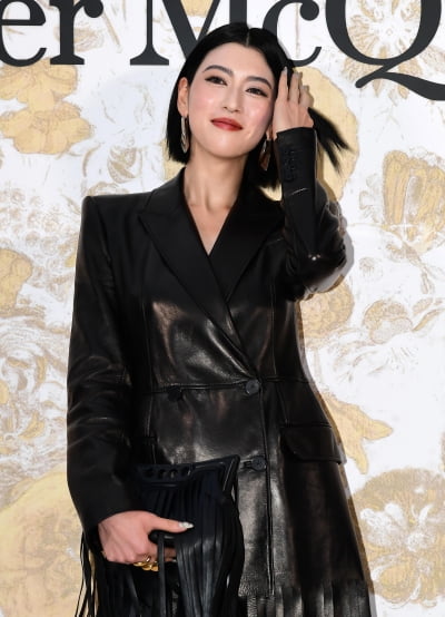 Ayaka Miyoshi (三吉彩花) shines again with her fashion and beauty... Facial piercing is the highlight