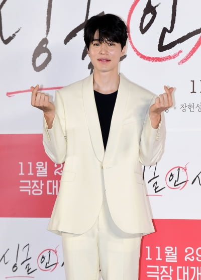 [TEN포토]이동욱 '싱글 인 서울 사랑해주세요'