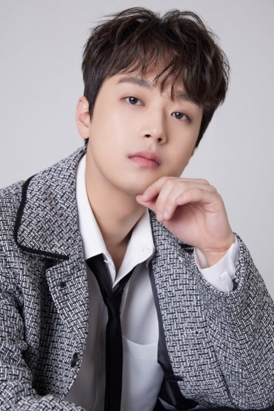 Lee Chan-won released a new profile containing a variety of moods.