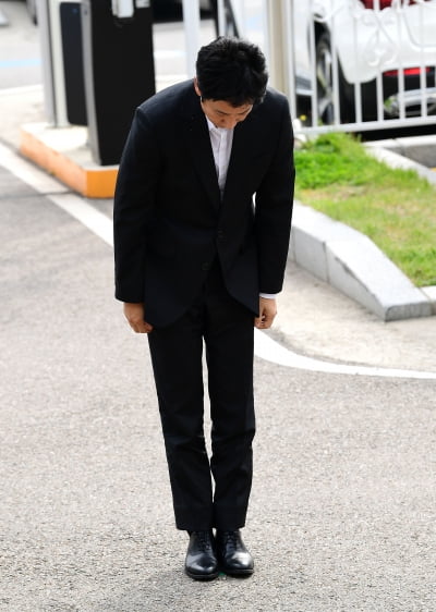 [TEN포토] 고개 숙인 이선균