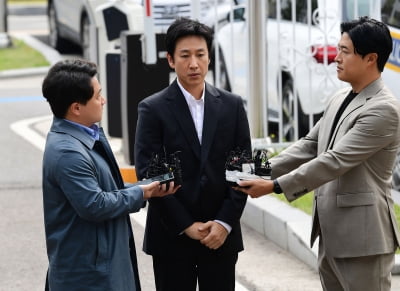 [TEN포토] 질문에 답변중인 이선균