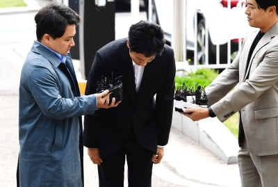 [TEN포토] 오늘도 5번 고개숙인 이선균