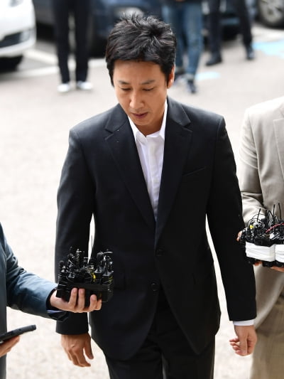 [TEN포토] 이선균 '무거운 발걸음'