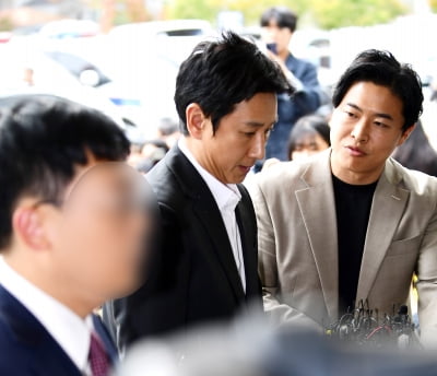 [TEN포토] 이선균 "사실대로 솔직하게.."