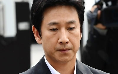[속보] '마약 투약 혐의' 이선균, 경찰 재출석…일주일만