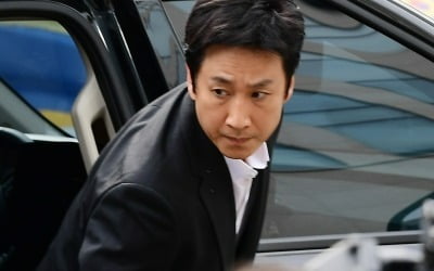 Should Lee Seon-gyun pull out his leg hair again? Police, criticism emerges from security failures to lax investigation