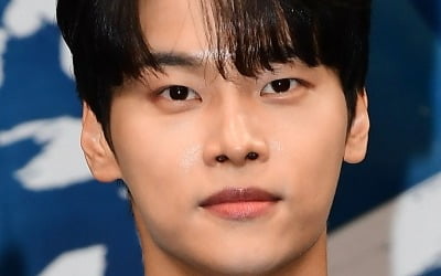 VIXX 'リーダー'チャ・ハクヨン抜けた3人体系「失望感申し訳ない」