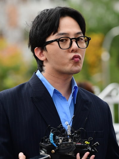[속보] '자진 출석' 지드래곤, 첫 경찰 조사 후 귀가