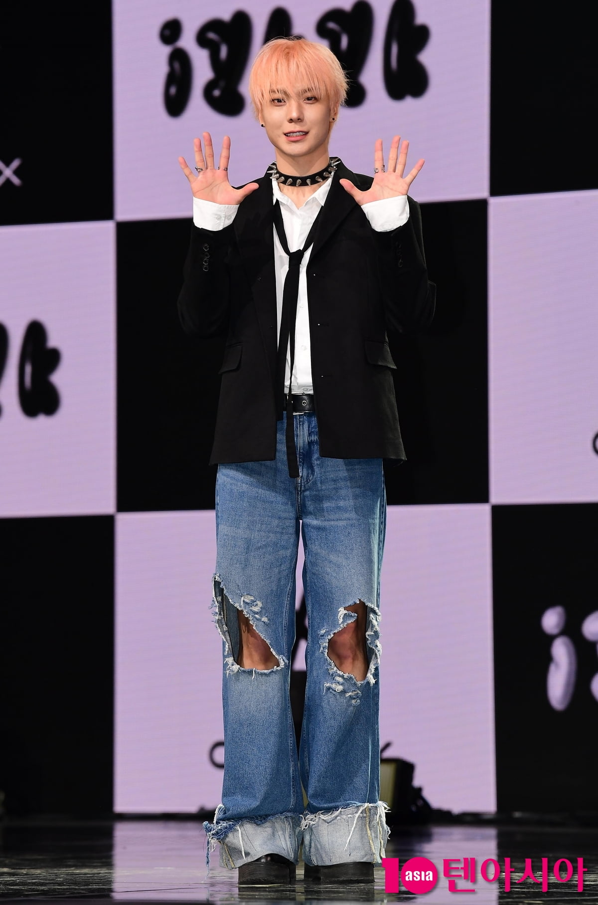 [TEN포토]오메가엑스 제현 '섹시한 하트'