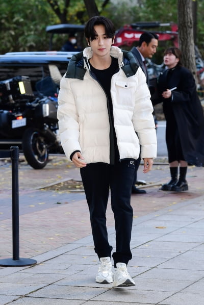 [TEN포토] 더보이즈 현재 '걸어다니는 조각상'