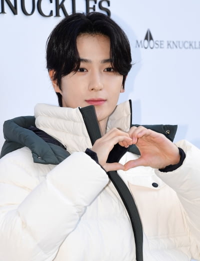 [TEN포토] 더보이즈 현재 '왕자님의 하트'