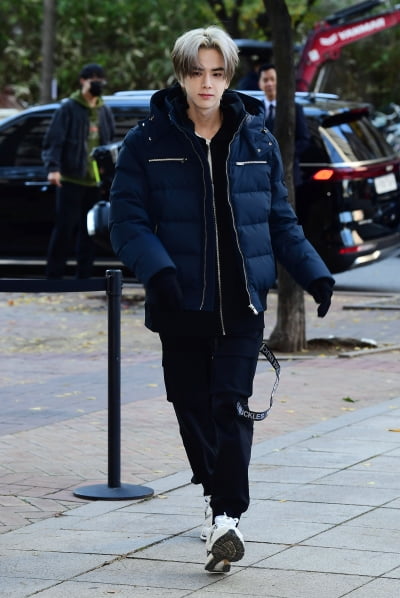 [TEN포토] 더보이즈 영훈 '리듬 타는 발걸음'