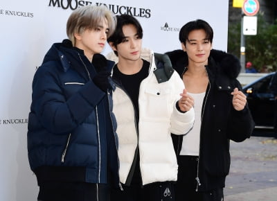 [TEN포토] 더보이즈 영훈-현재-주연 '패딩 훈남들 하트'