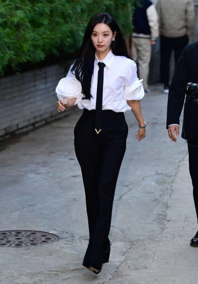 [TEN포토] 김지원 '댄디룩의 씩씩한 발걸음'