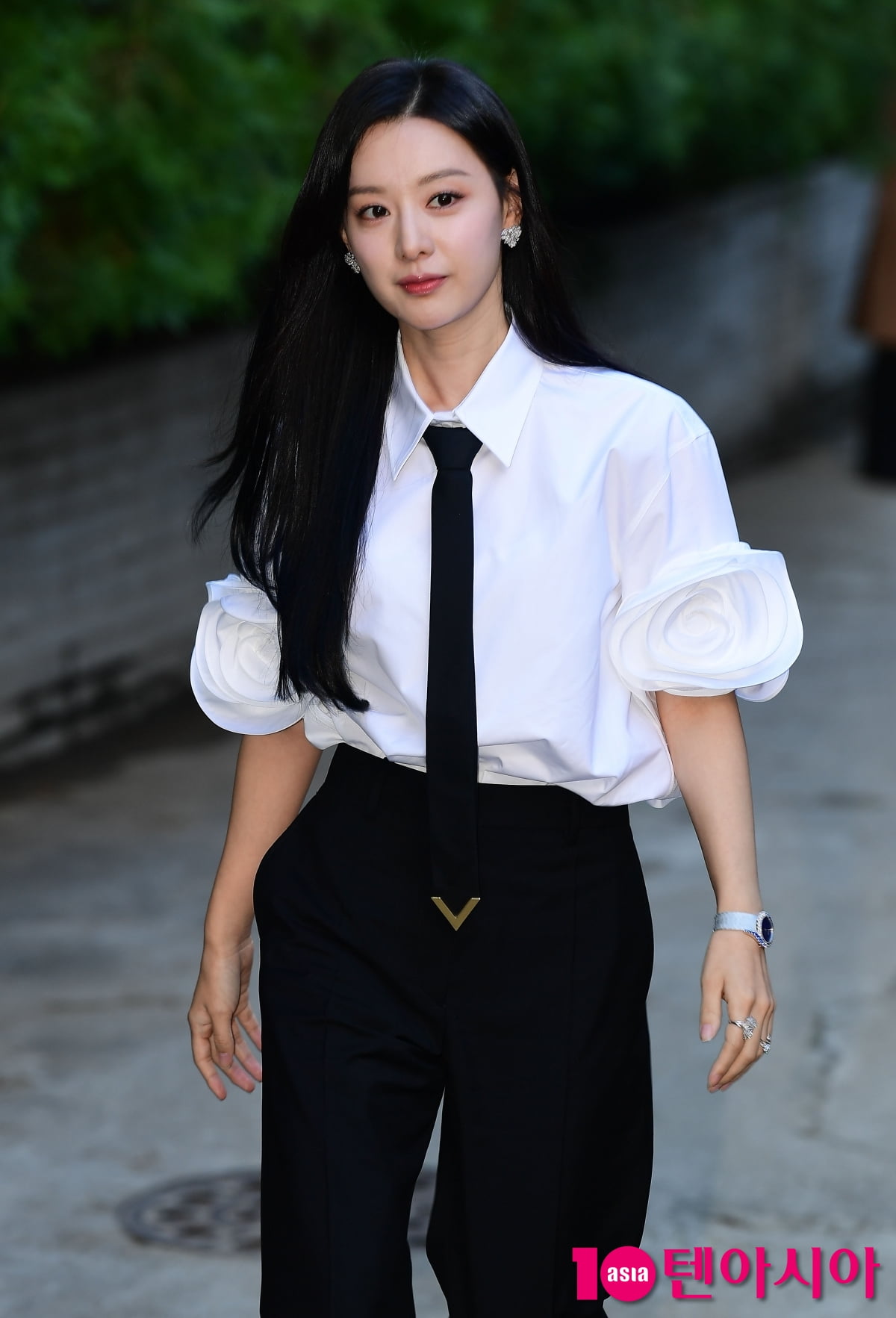 김지원, 탄성을 부르는 이쁨...댄디룩 멋지다