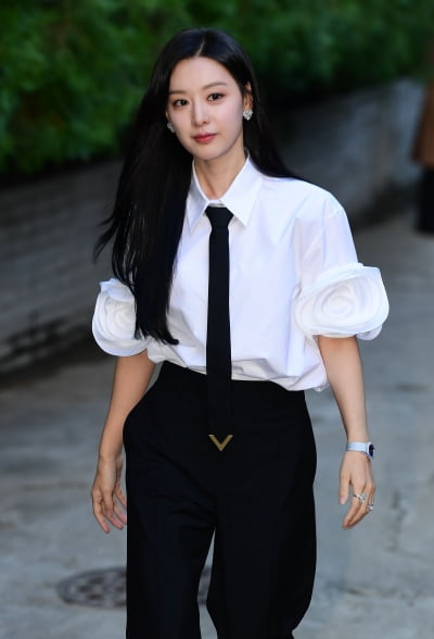 [TEN포토] 김지원 '셔츠 꽃보다 빛나는 미모'