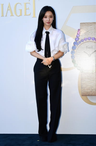 [TEN포토] 김지원 '깔끔한 블랙&화이트'