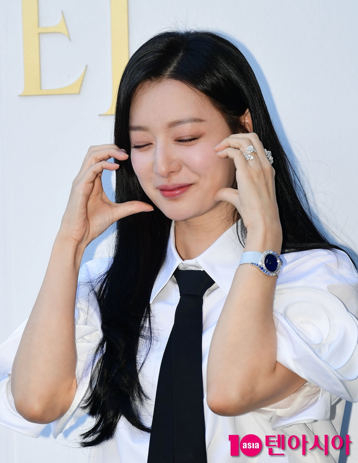 김지원, 탄성을 부르는 이쁨...댄디룩 멋지다