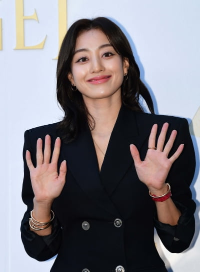 TWICE Jihyo, focuses attention with ultra-mini size... captivating eyes
