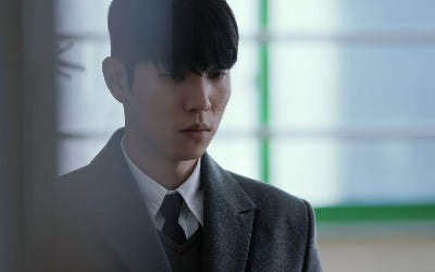 Yoo In-soo from the movie ‘The Private Debt Boy’, an unwavering, heavy presence