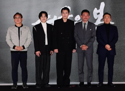 [TEN포토] 김성수 감독-김성균-정우성-황정민- 이성민'영화 '서울의 봄' 기대하세요'