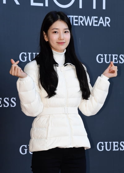 Suzy, beauty added to the autumn sunlight...Pretty warning