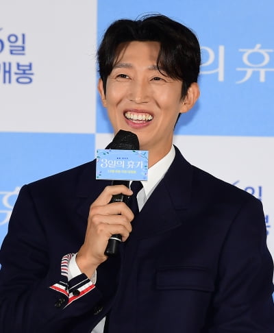 [TEN포토] 강기영 '아주 특별한 가이드 역활'