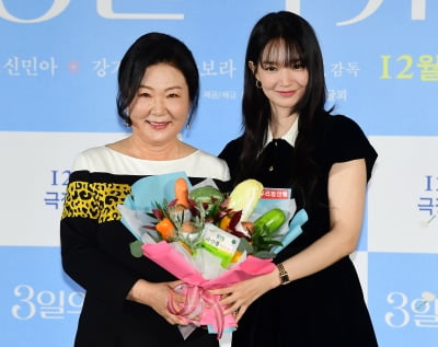 [TEN포토] 김해숙-신민아 '야채 꽃다발 듣고'