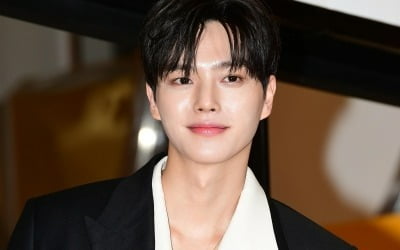 20대男 대세 배우로 떠오른 송강, '로코 장인'→'K-크리쳐물'까지 열일하네[TEN피플]