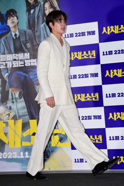 [TEN포토] 유선호 '우아한 발걸음'