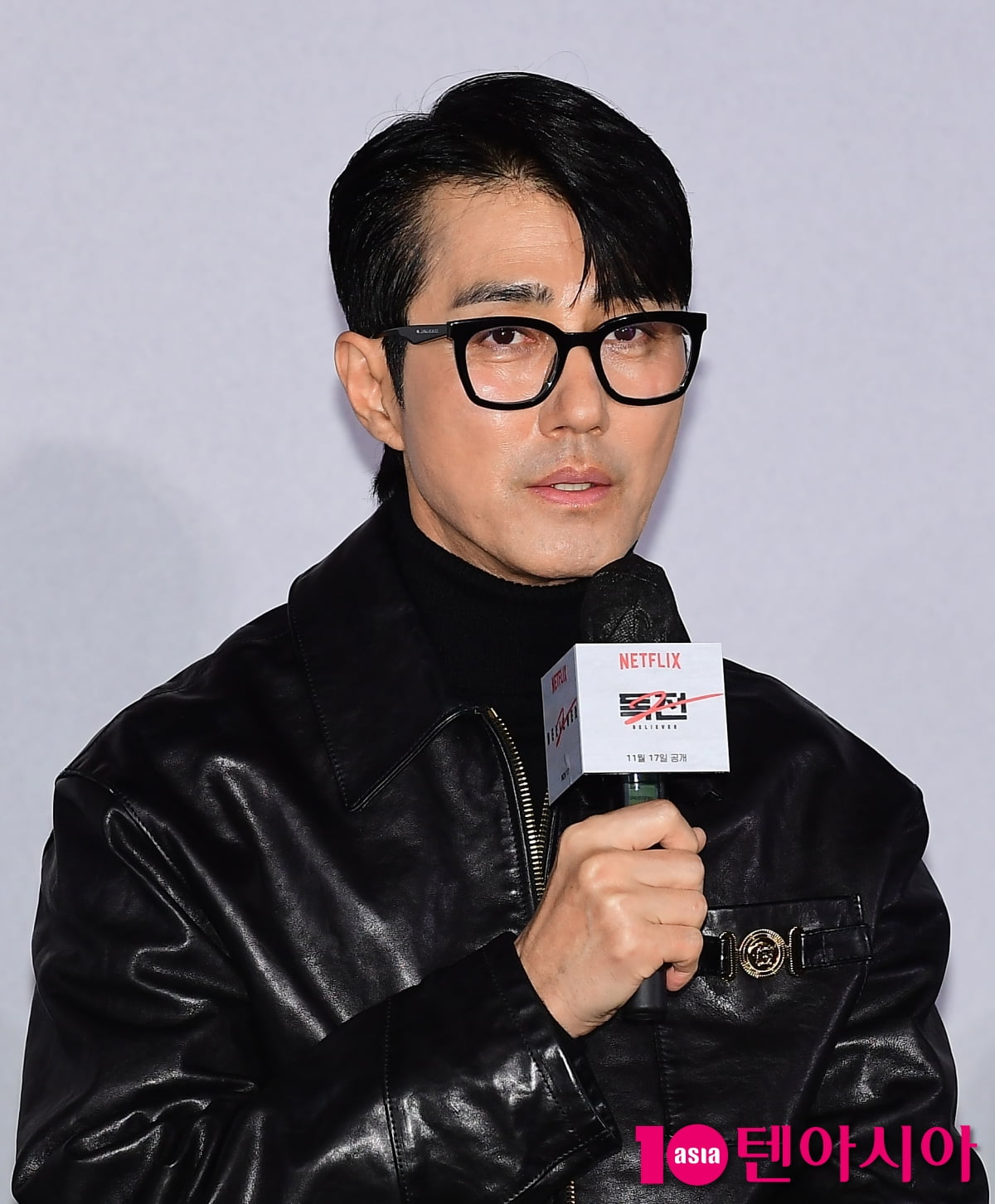 [TEN포토]차승원 '재미있는 애기를 하며 긴장감을 푼다'