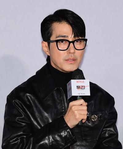 [TEN포토]차승원 '재미있는 애기를 하며 긴장감을 푼다'