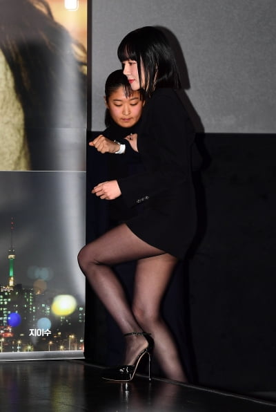 [TEN포토]임수정 '계단 오르기도 힘든 초미니'