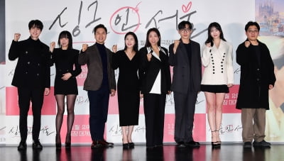 [TEN포토]이동욱-임수정-장현성-김지영-이미도-이상이-지이수-박범수 감독 '싱글 인 서울 파이팅!'